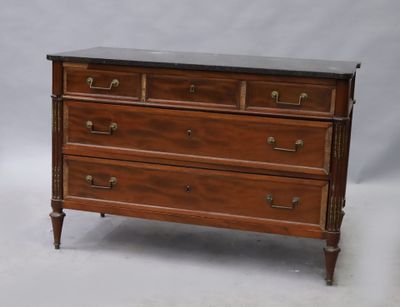 COMMODE En bois vernis Ouvrant par trois tiroirs - Photo 1