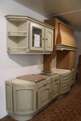 une cuisine qui comporte de nombreux placards