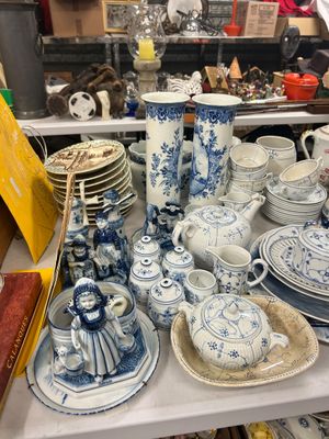 beaucoup d'assiettes et de tasses bleues et blanches sur une table