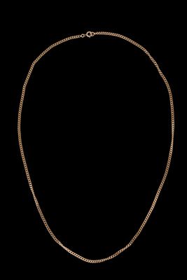 un collier en or sur fond noir