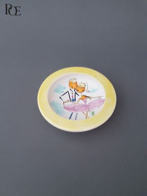 une assiette avec la photo d'un homme et d'une femme