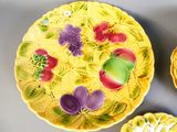 trois assiettes aux motifs différents posées sur une table