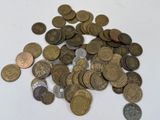 une pile de pièces de monnaie posée sur une surface blanche