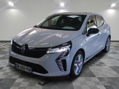 la voiture blanche est garée sur un sol en damier dans le garage