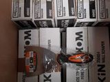 plein de boîtes contenant des ciseaux, rangées dans un carton