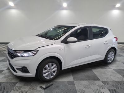 la voiture blanche est garée sur un sol en damier dans le garage