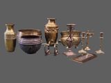 de nombreux vases et bougies de toutes sortes sur la table