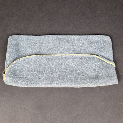 un petit sac gris muni d'une fermeture éclair sur le dessus
