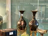 trois vases exposés dans une vitrine
