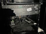 une photo d'un rack d'équipements électroniques dans une pièce sombre