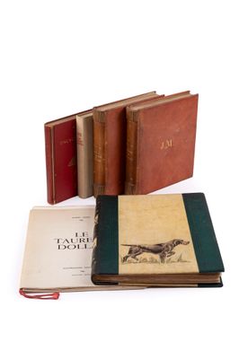 plusieurs livres sont empilés sur une surface blanche
