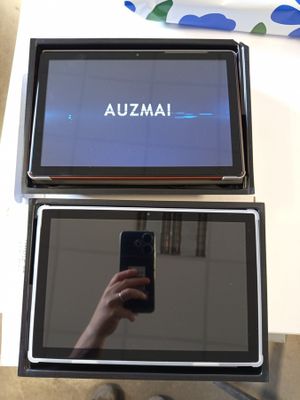 une personne qui prend une photo de son téléphone portable dans le miroir