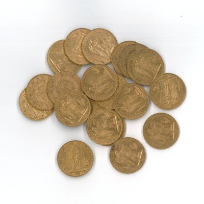 une pile de pièces d'or posée sur une surface blanche