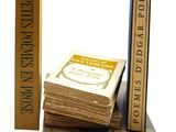une pile de livres posés les uns à côté des autres sur une table