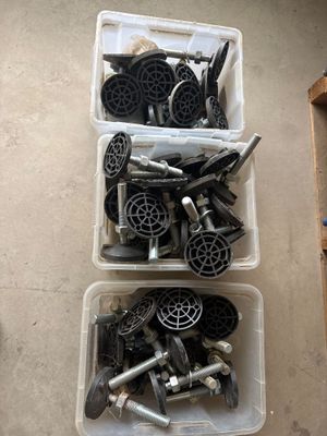deux bacs remplis de roues et des roues par terre