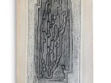 un dessin en noir et blanc représentant une porte sur un mur