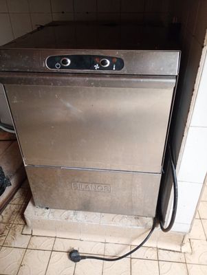 une photo d'un lave-vaisselle dans une cuisine sale