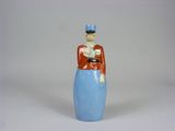 une figurine représentant un homme vêtu d'une robe bleue et d'un chapeau