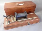 une boîte en bois contenant un petit appareil
