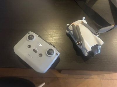 deux télécommandes posées sur une table à côté d'un sac