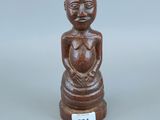 statue en bois d'une femme tenant un bébé dans ses bras
