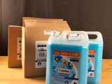 une bouteille de liquide posée sur une table à côté d'une boîte en carton