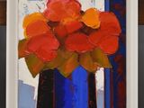 un tableau représentant des fleurs dans un vase bleu posé sur une étagère