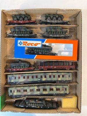 une boîte contenant tout un tas de petits trains