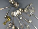 un ensemble de cuillères en argent et de cuillères-cuillères disposées en cercle