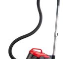gros plan d'un aspirateur rouge et noir sur fond blanc