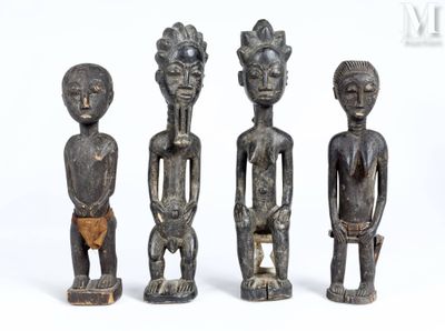 trois figurines en bois sculptées représentant des hommes debout les uns à côté des autres