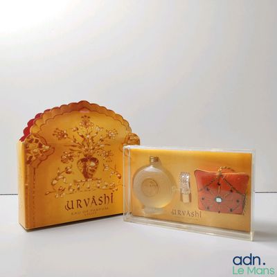 un flacon de parfum à côté d'une boîte de savon