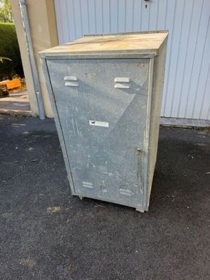 une armoire métallique installée à l'extérieur d'un bâtiment