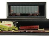 un petit train et un petit camion dans une vitrine