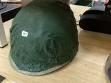 un chapeau vert posé sur une table en bois