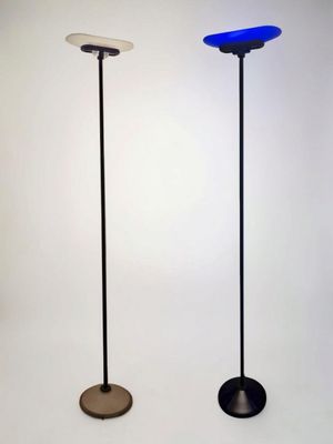 deux lampadaires bleus et noirs placés l'un à côté de l'autre sur une surface blanche