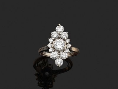 une bague à plusieurs diamants