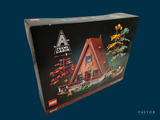 une boîte contenant une maison en Lego