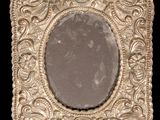 un cadre photo ancien en argent avec un miroir au centre