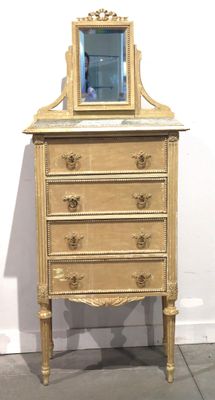 une petite commode surmontée d'un miroir