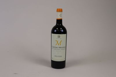 une bouteille de vin posée sur une table