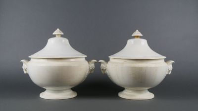 paire d'urnes en porcelaine blanche avec des anses, sur fond gris