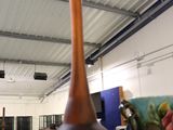 un vase posé sur une table en verre au milieu d'une pièce