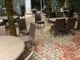de nombreuses tables et chaises dans la cour d'un restaurant