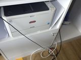 une imprimante blanche posée sur un meuble blanc