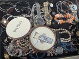 un écrin noir contenant un assortiment de bijoux et de montres