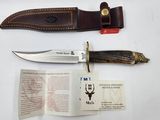 un couteau posé sur une feuille de papier