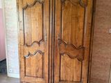 une grande armoire en bois dans le coin d'une pièce