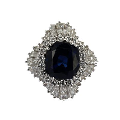 une image d'une bague en saphir et diamant sur fond blanc