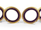 quatre assiettes dorées et violettes, bordées de noir, sur un fond blanc